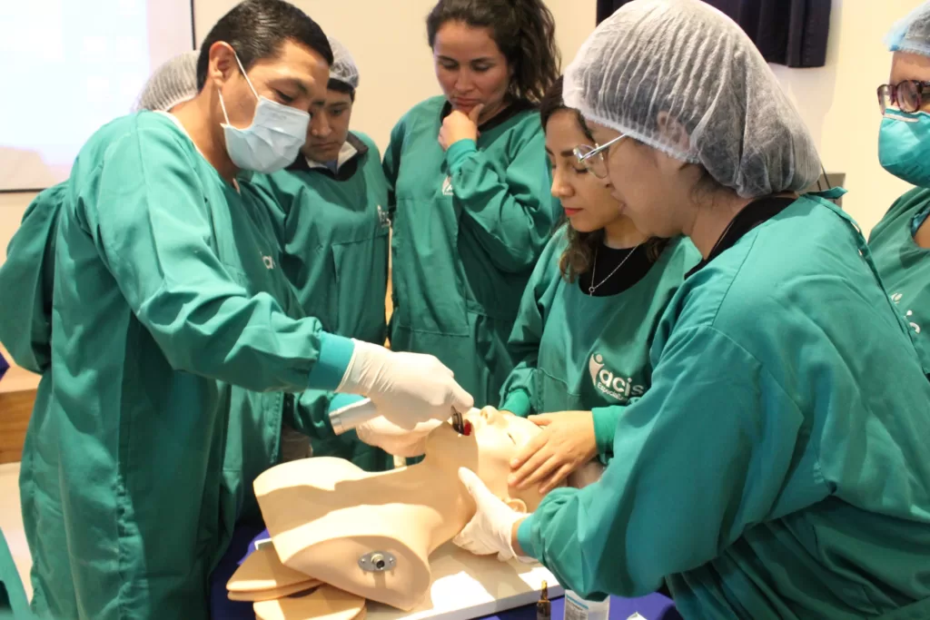 Profesionales de enfermería participan en simulación clínica de Intubación Endotraqueal en el Hospital Nacional Dos de Mayo