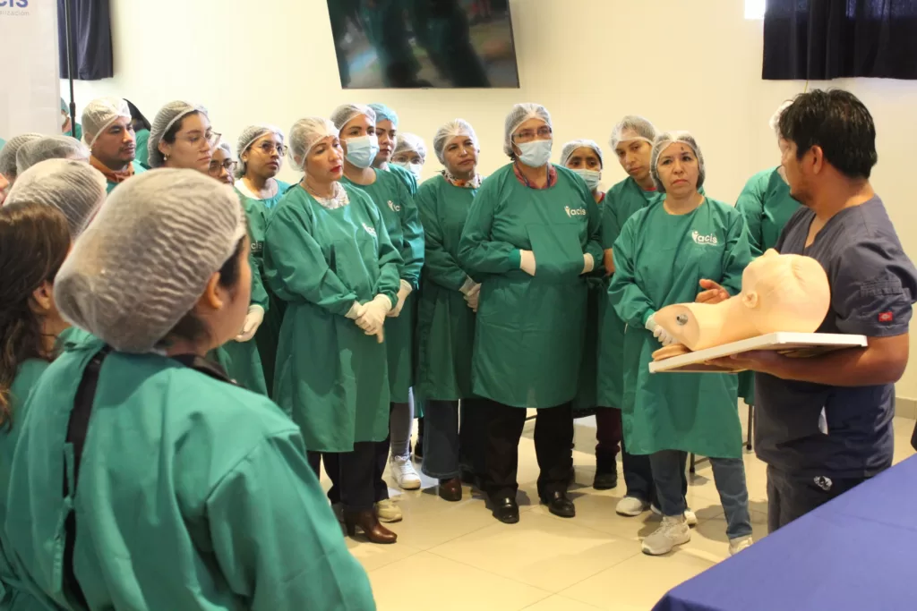 Profesionales de enfermería del Hospital Nacional Dos de Mayo, se preparan para las Simulaciones Clínicas en ACLS